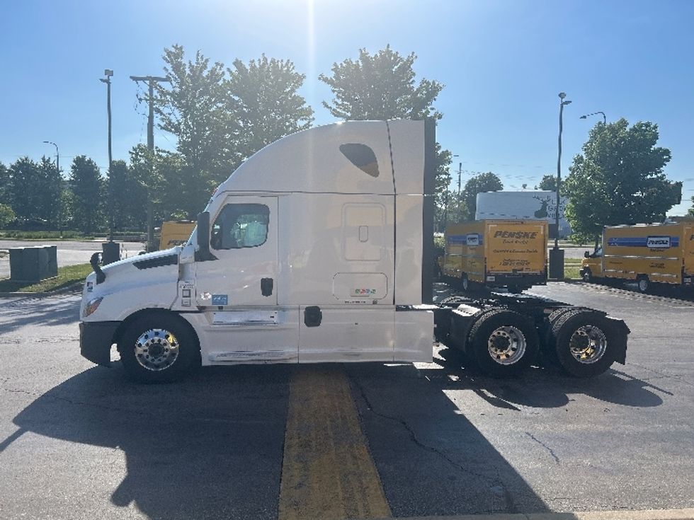 Sleeper Tractor-Heavy Duty Tractors-Freightliner-2022-T12664ST-Sturtevant-WI-615,054\n\t\tmiles-$ 58,750 - Image 4