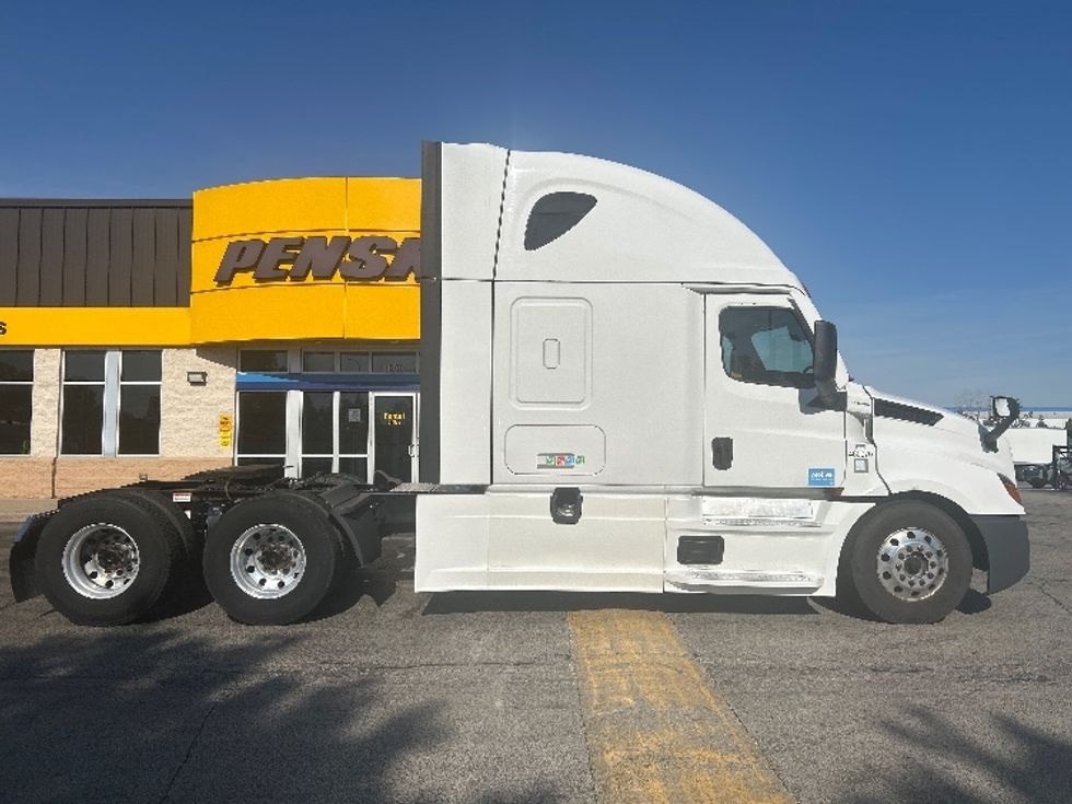 Sleeper Tractor-Heavy Duty Tractors-Freightliner-2022-T12664ST-Sturtevant-WI-615,054\n\t\tmiles-$ 58,750 - Image 8