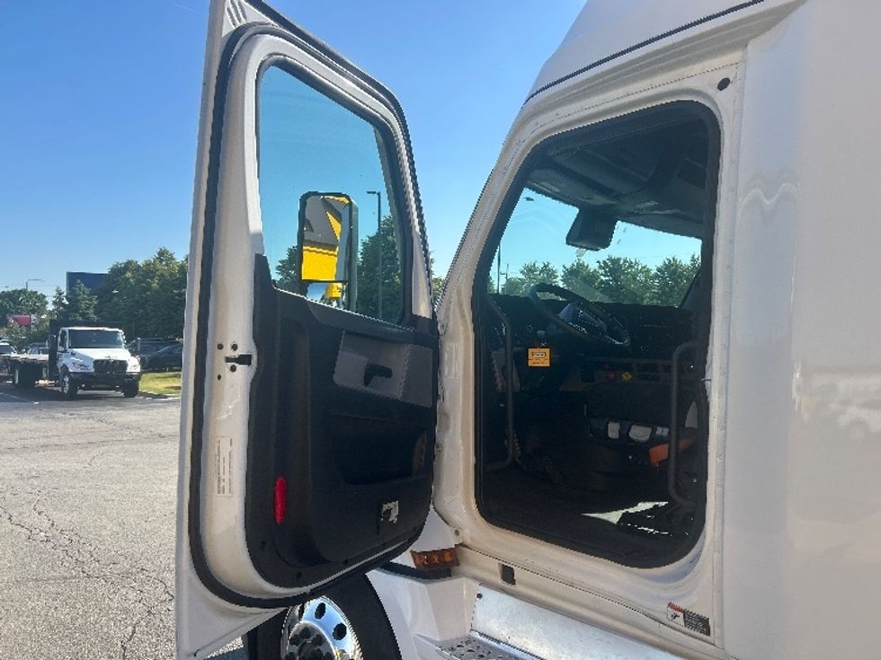 Sleeper Tractor-Heavy Duty Tractors-Freightliner-2022-T12664ST-Sturtevant-WI-615,054\n\t\tmiles-$ 58,750 - Image 9