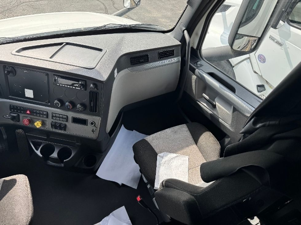 Sleeper Tractor-Heavy Duty Tractors-Freightliner-2022-T12664ST-Sturtevant-WI-618,907\n\t\tmiles-$ 56,500 - Image 11