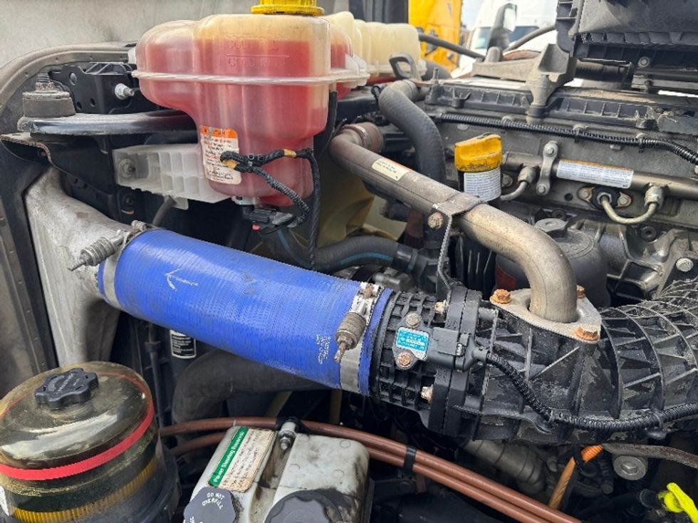 Sleeper Tractor-Heavy Duty Tractors-Freightliner-2022-T12664ST-Sturtevant-WI-618,907\n\t\tmiles-$ 56,500 - Image 15