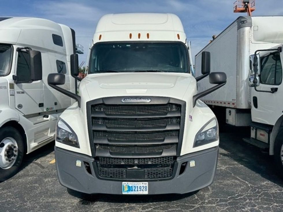 Sleeper Tractor-Heavy Duty Tractors-Freightliner-2022-T12664ST-Sturtevant-WI-618,907\n\t\tmiles-$ 56,500 - Image 2