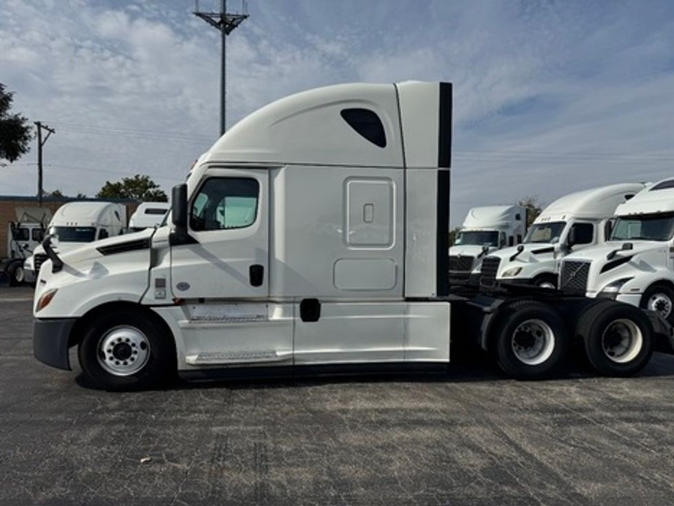 Sleeper Tractor-Heavy Duty Tractors-Freightliner-2022-T12664ST-Sturtevant-WI-618,907\n\t\tmiles-$ 56,500 - Image 3