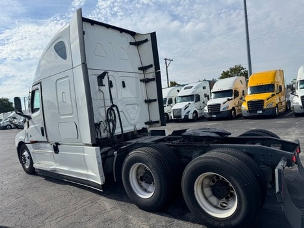 Sleeper Tractor-Heavy Duty Tractors-Freightliner-2022-T12664ST-Sturtevant-WI-618,907\n\t\tmiles-$ 56,500 - Image 4