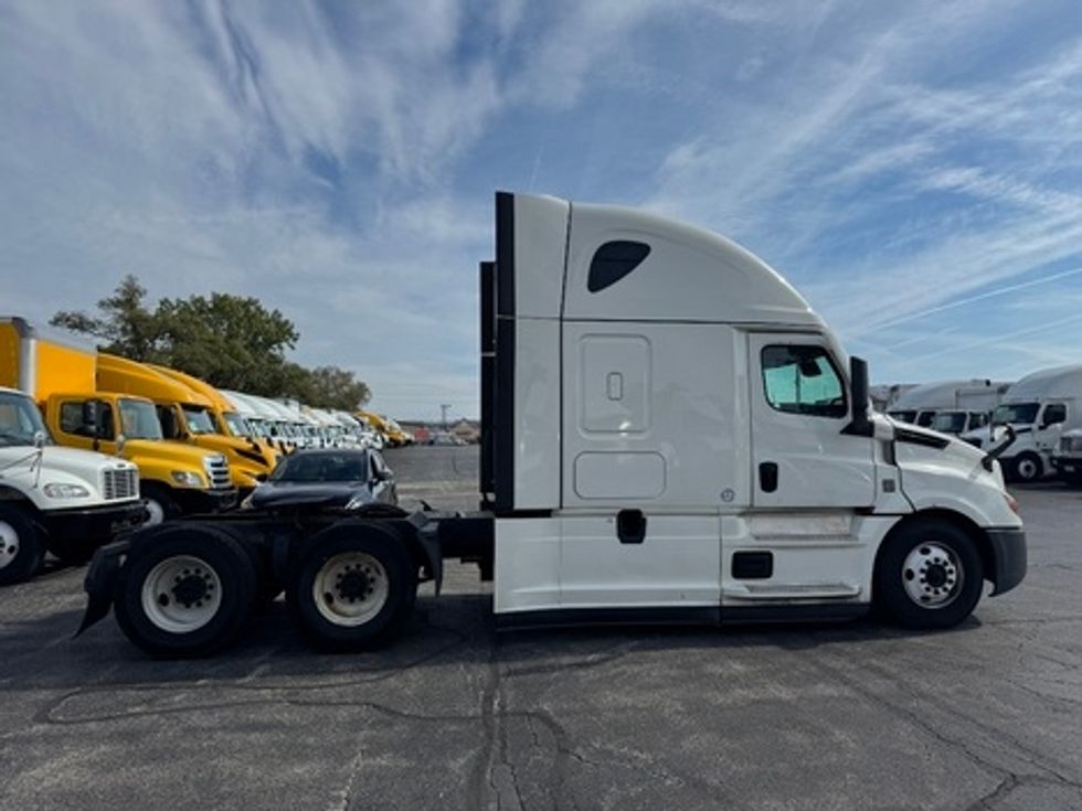 Sleeper Tractor-Heavy Duty Tractors-Freightliner-2022-T12664ST-Sturtevant-WI-618,907\n\t\tmiles-$ 56,500 - Image 7