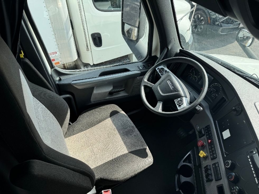 Sleeper Tractor-Heavy Duty Tractors-Freightliner-2022-T12664ST-Sturtevant-WI-618,907\n\t\tmiles-$ 56,500 - Image 9