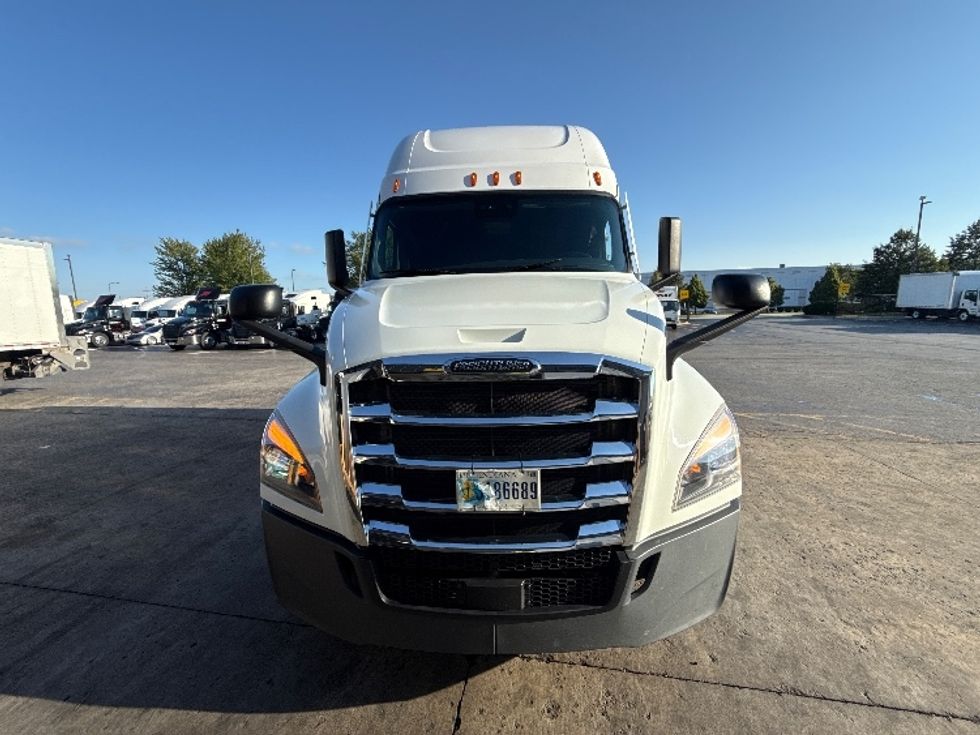 Sleeper Tractor-Heavy Duty Tractors-Freightliner-2022-T12664ST-Sturtevant-WI-634,780\n\t\tmiles-$ 59,000 - Image 2