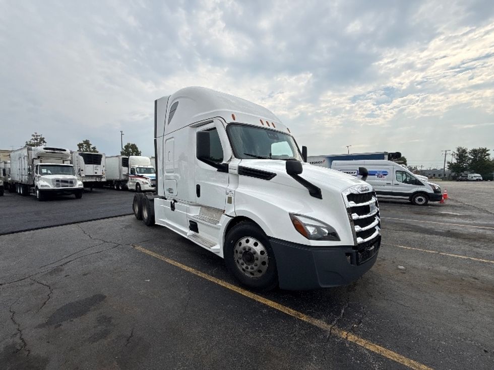 Sleeper Tractor-Heavy Duty Tractors-Freightliner-2022-T12664ST-Sturtevant-WI-637,953\n\t\tmiles-$ 61,500 - Image 1