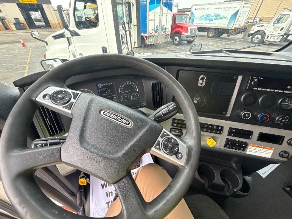 Sleeper Tractor-Heavy Duty Tractors-Freightliner-2022-T12664ST-Sturtevant-WI-637,953\n\t\tmiles-$ 61,500 - Image 11