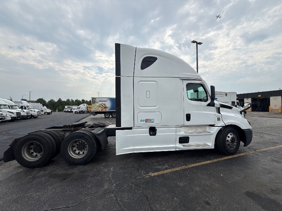 Sleeper Tractor-Heavy Duty Tractors-Freightliner-2022-T12664ST-Sturtevant-WI-637,953\n\t\tmiles-$ 61,500 - Image 8