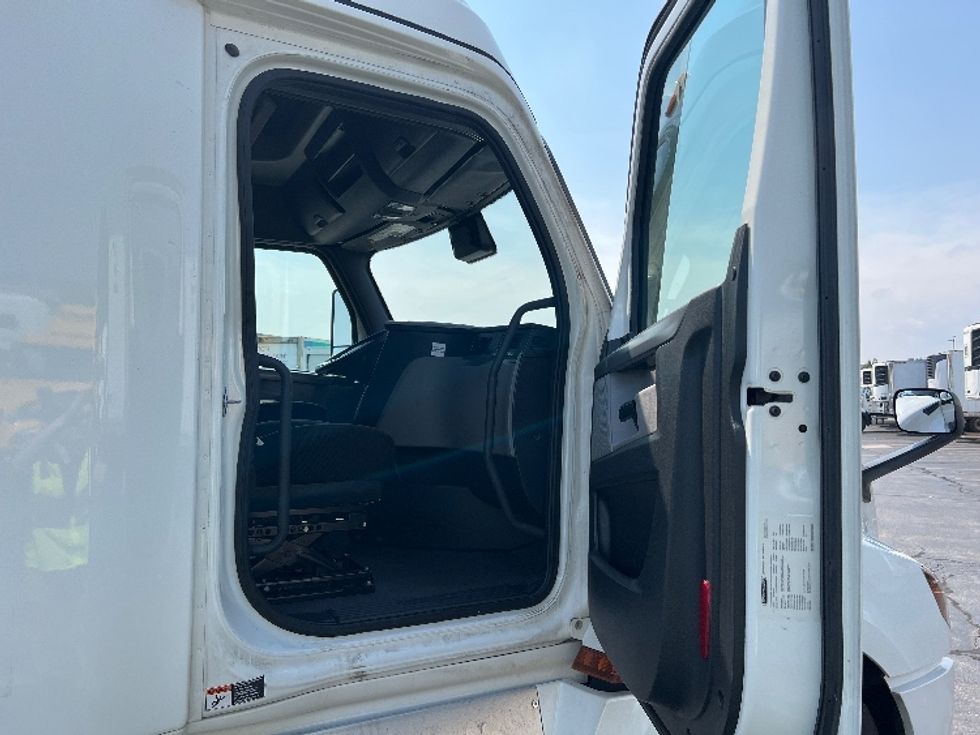 Sleeper Tractor-Heavy Duty Tractors-Freightliner-2022-T12664ST-Sturtevant-WI-638,918\n\t\tmiles-$ 62,250 - Image 13