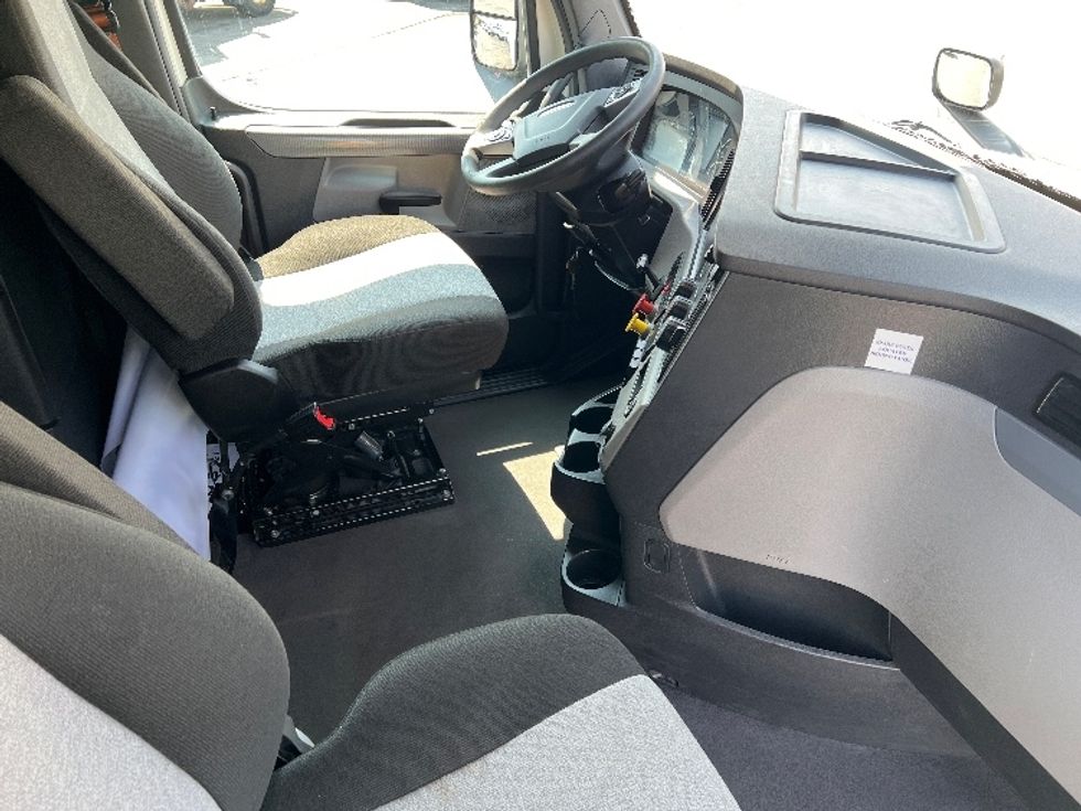 Sleeper Tractor-Heavy Duty Tractors-Freightliner-2022-T12664ST-Sturtevant-WI-638,918\n\t\tmiles-$ 62,250 - Image 15