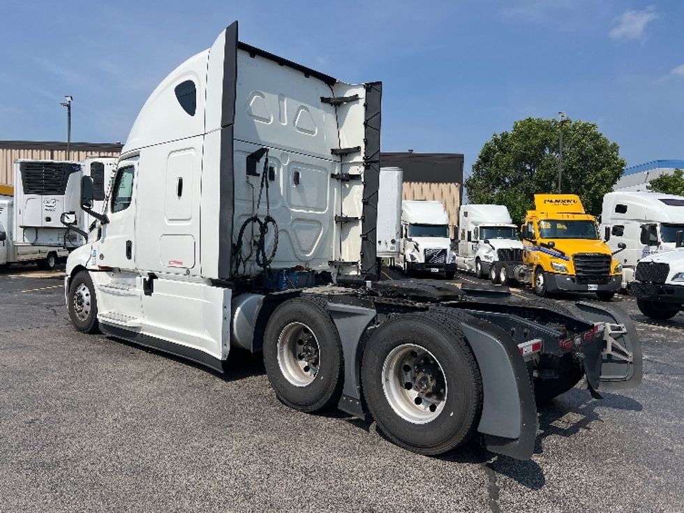 Sleeper Tractor-Heavy Duty Tractors-Freightliner-2022-T12664ST-Sturtevant-WI-638,918\n\t\tmiles-$ 62,250 - Image 5