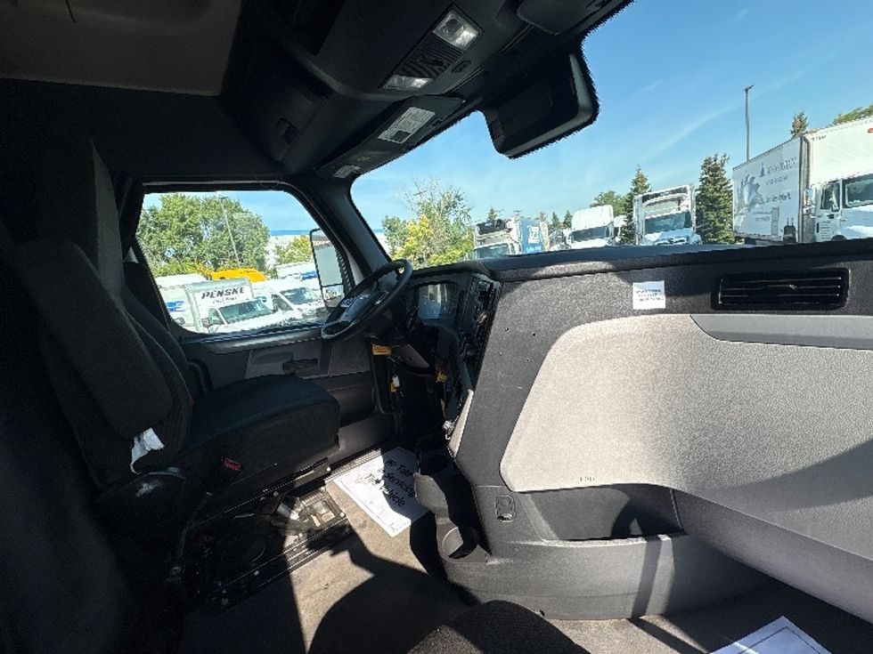 Sleeper Tractor-Heavy Duty Tractors-Freightliner-2022-T12664ST-Sturtevant-WI-639,922\n\t\tmiles-$ 56,750 - Image 15