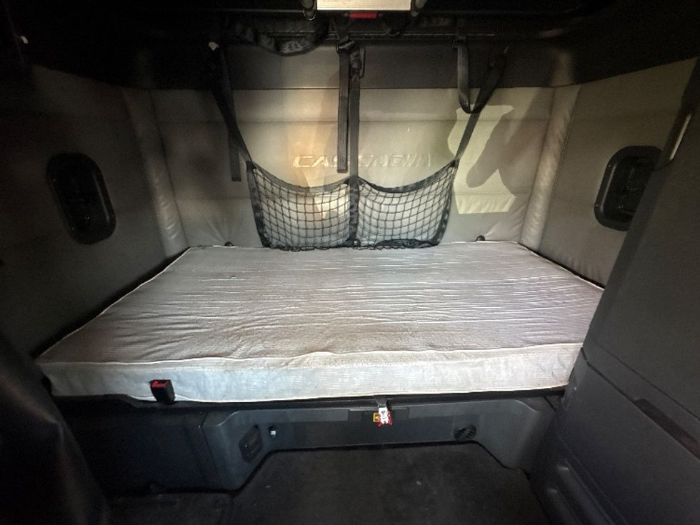 Sleeper Tractor-Heavy Duty Tractors-Freightliner-2022-T12664ST-Sturtevant-WI-639,922\n\t\tmiles-$ 56,750 - Image 16