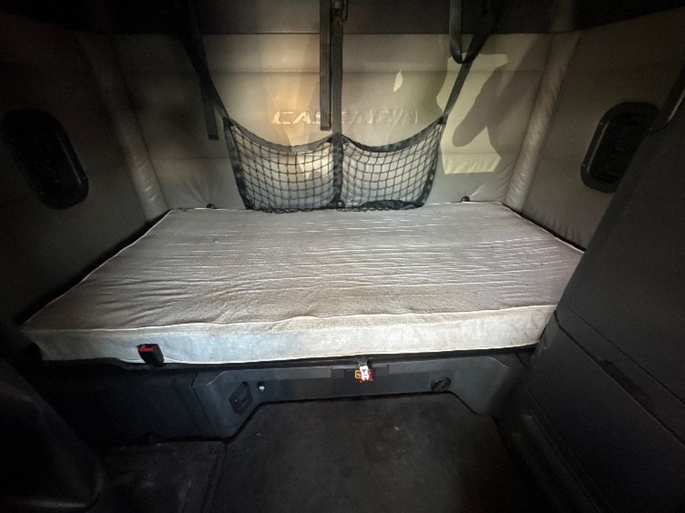 Sleeper Tractor-Heavy Duty Tractors-Freightliner-2022-T12664ST-Sturtevant-WI-639,922\n\t\tmiles-$ 56,750 - Image 17