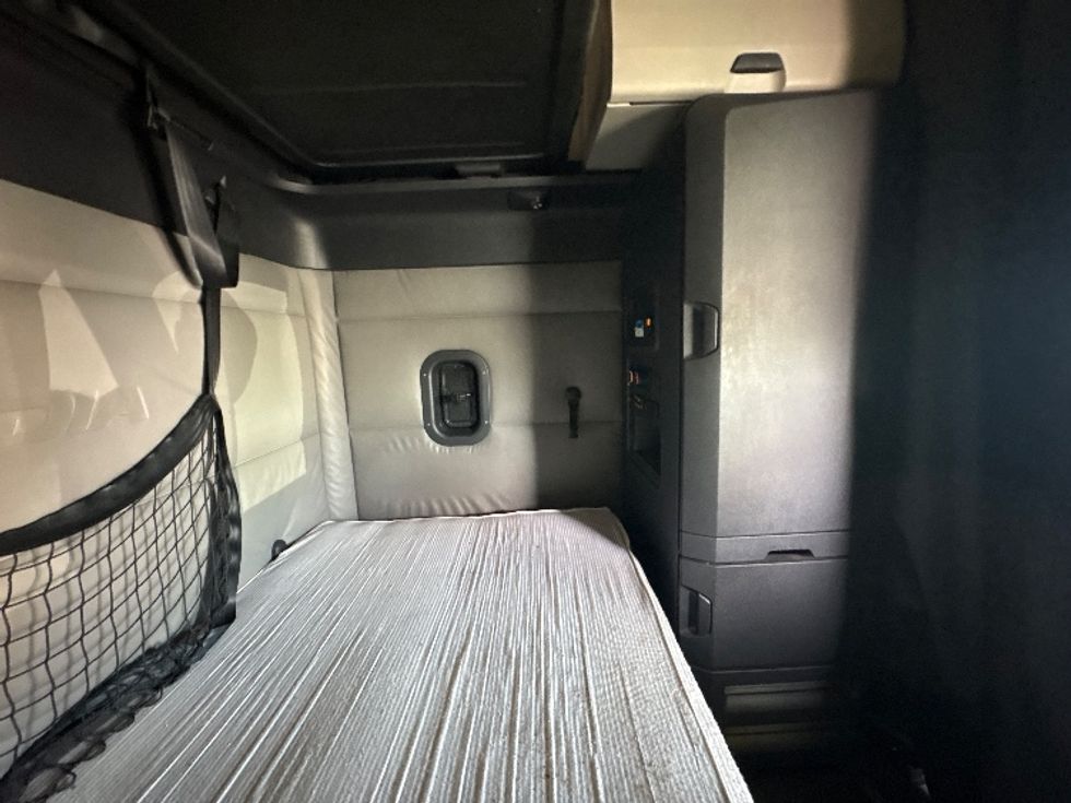 Sleeper Tractor-Heavy Duty Tractors-Freightliner-2022-T12664ST-Sturtevant-WI-639,922\n\t\tmiles-$ 56,750 - Image 18