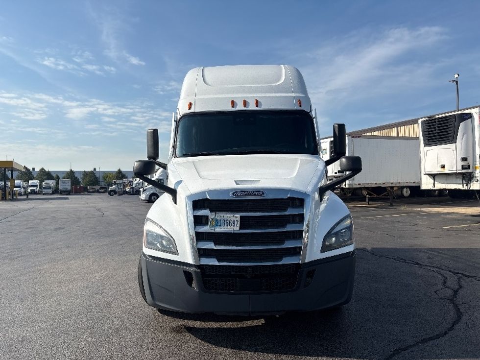 Sleeper Tractor-Heavy Duty Tractors-Freightliner-2022-T12664ST-Sturtevant-WI-639,922\n\t\tmiles-$ 56,750 - Image 2