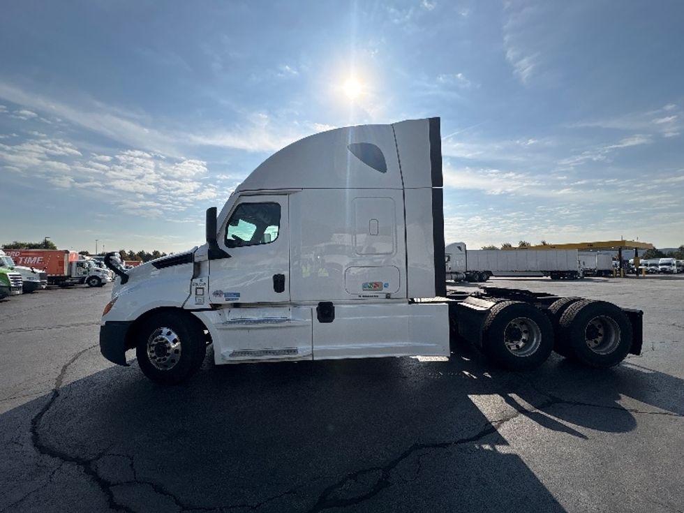 Sleeper Tractor-Heavy Duty Tractors-Freightliner-2022-T12664ST-Sturtevant-WI-639,922\n\t\tmiles-$ 56,750 - Image 4