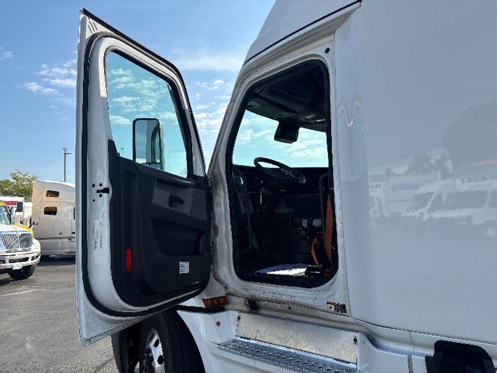 Sleeper Tractor-Heavy Duty Tractors-Freightliner-2022-T12664ST-Sturtevant-WI-639,922\n\t\tmiles-$ 56,750 - Image 9