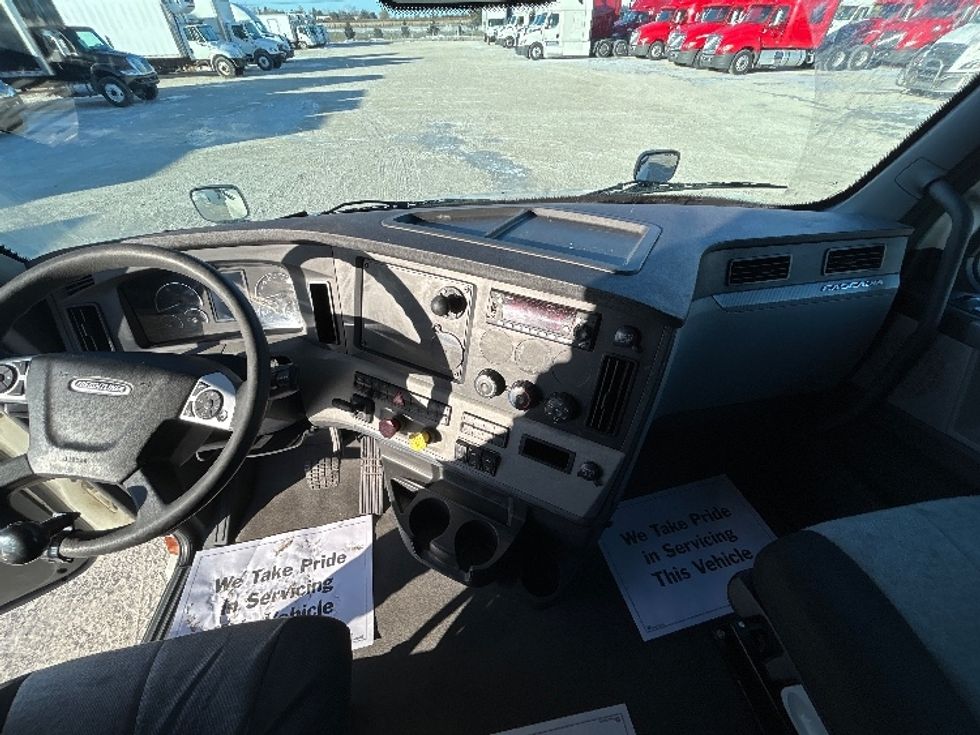 Sleeper Tractor-Heavy Duty Tractors-Freightliner-2022-T12664ST-Sturtevant-WI-649,887\n\t\tmiles-$ 50,750 - Image 12