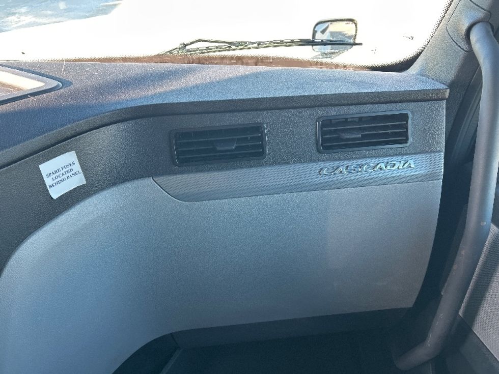 Sleeper Tractor-Heavy Duty Tractors-Freightliner-2022-T12664ST-Sturtevant-WI-649,887\n\t\tmiles-$ 50,750 - Image 14