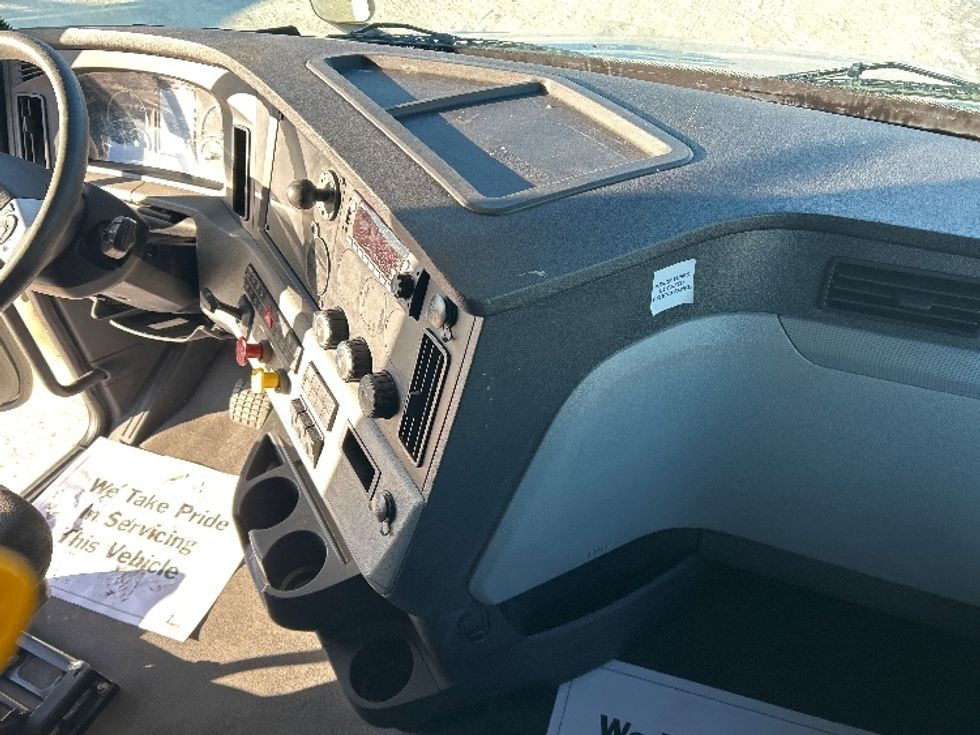 Sleeper Tractor-Heavy Duty Tractors-Freightliner-2022-T12664ST-Sturtevant-WI-649,887\n\t\tmiles-$ 50,750 - Image 15