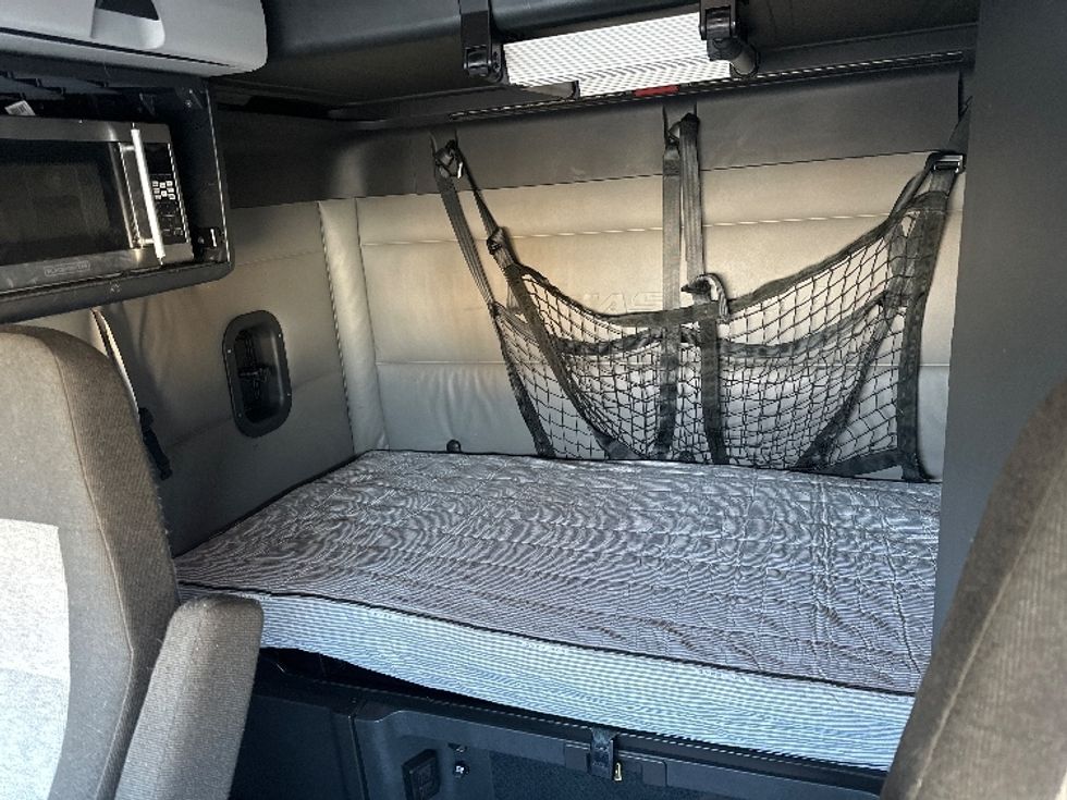 Sleeper Tractor-Heavy Duty Tractors-Freightliner-2022-T12664ST-Sturtevant-WI-649,887\n\t\tmiles-$ 50,750 - Image 16