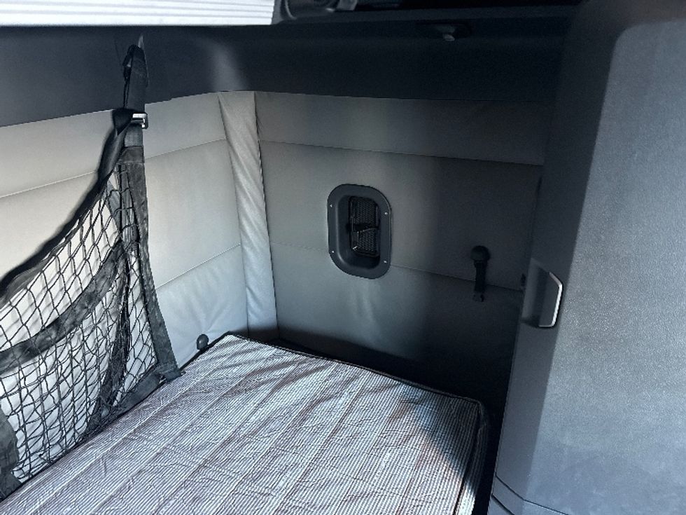 Sleeper Tractor-Heavy Duty Tractors-Freightliner-2022-T12664ST-Sturtevant-WI-649,887\n\t\tmiles-$ 50,750 - Image 18