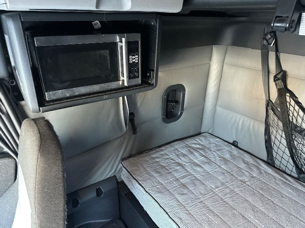 Sleeper Tractor-Heavy Duty Tractors-Freightliner-2022-T12664ST-Sturtevant-WI-649,887\n\t\tmiles-$ 50,750 - Image 19