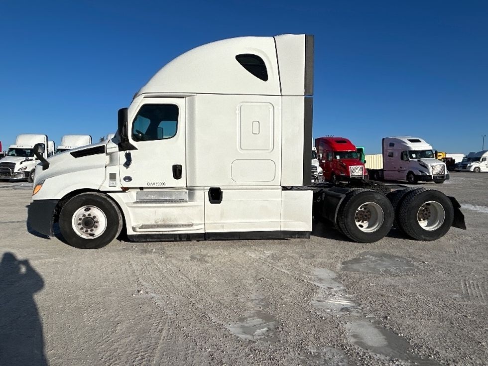 Sleeper Tractor-Heavy Duty Tractors-Freightliner-2022-T12664ST-Sturtevant-WI-649,887\n\t\tmiles-$ 50,750 - Image 4