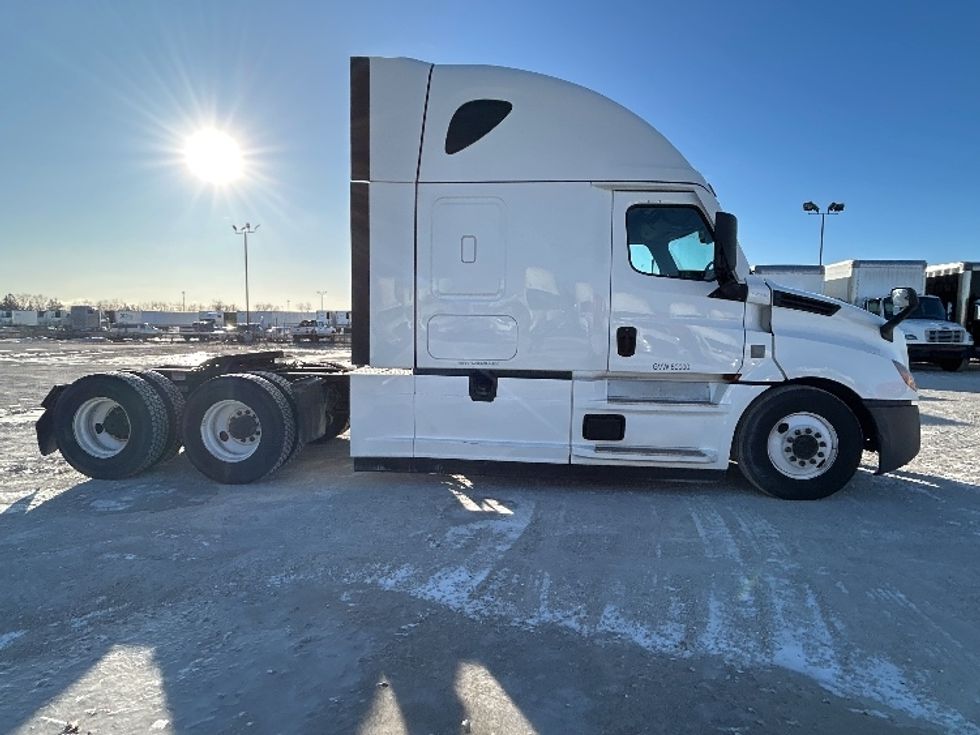Sleeper Tractor-Heavy Duty Tractors-Freightliner-2022-T12664ST-Sturtevant-WI-649,887\n\t\tmiles-$ 50,750 - Image 8