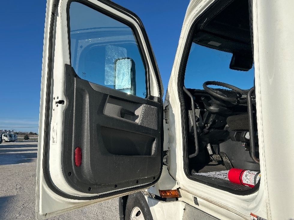 Sleeper Tractor-Heavy Duty Tractors-Freightliner-2022-T12664ST-Sturtevant-WI-649,887\n\t\tmiles-$ 50,750 - Image 9