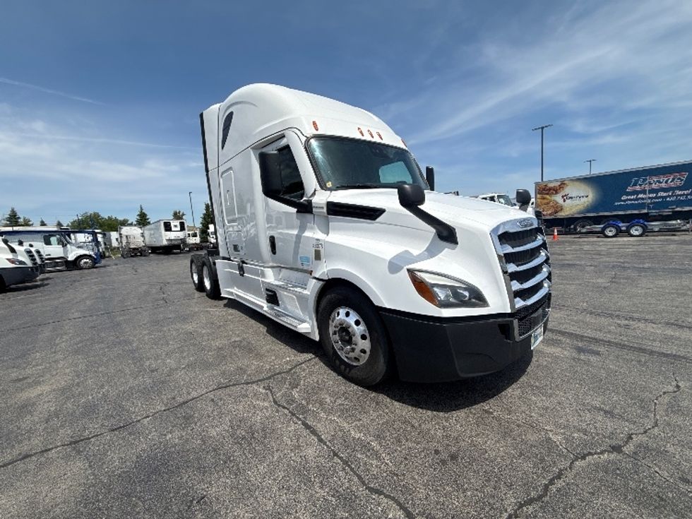 Sleeper Tractor-Heavy Duty Tractors-Freightliner-2022-T12664ST-Sturtevant-WI-663,946\n\t\tmiles-$ 54,750 - Image 1