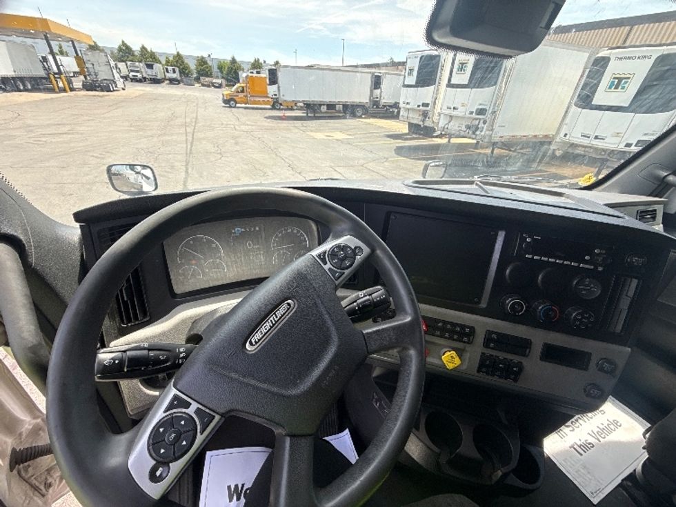 Sleeper Tractor-Heavy Duty Tractors-Freightliner-2022-T12664ST-Sturtevant-WI-663,946\n\t\tmiles-$ 54,750 - Image 11