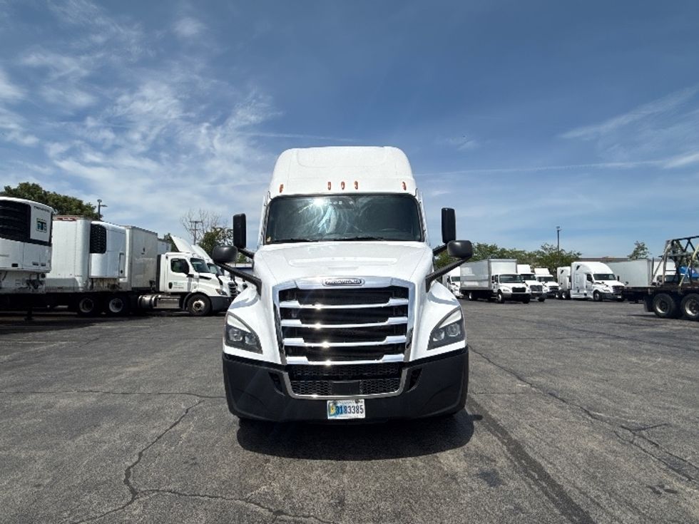 Sleeper Tractor-Heavy Duty Tractors-Freightliner-2022-T12664ST-Sturtevant-WI-663,946\n\t\tmiles-$ 54,750 - Image 2