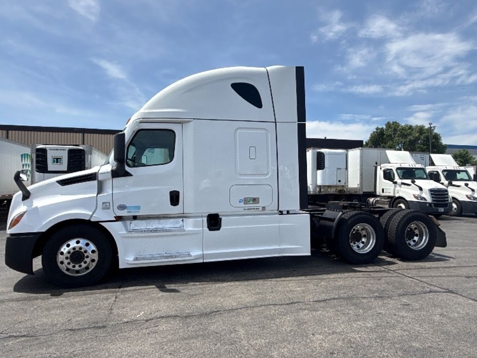 Sleeper Tractor-Heavy Duty Tractors-Freightliner-2022-T12664ST-Sturtevant-WI-663,946\n\t\tmiles-$ 54,750 - Image 4