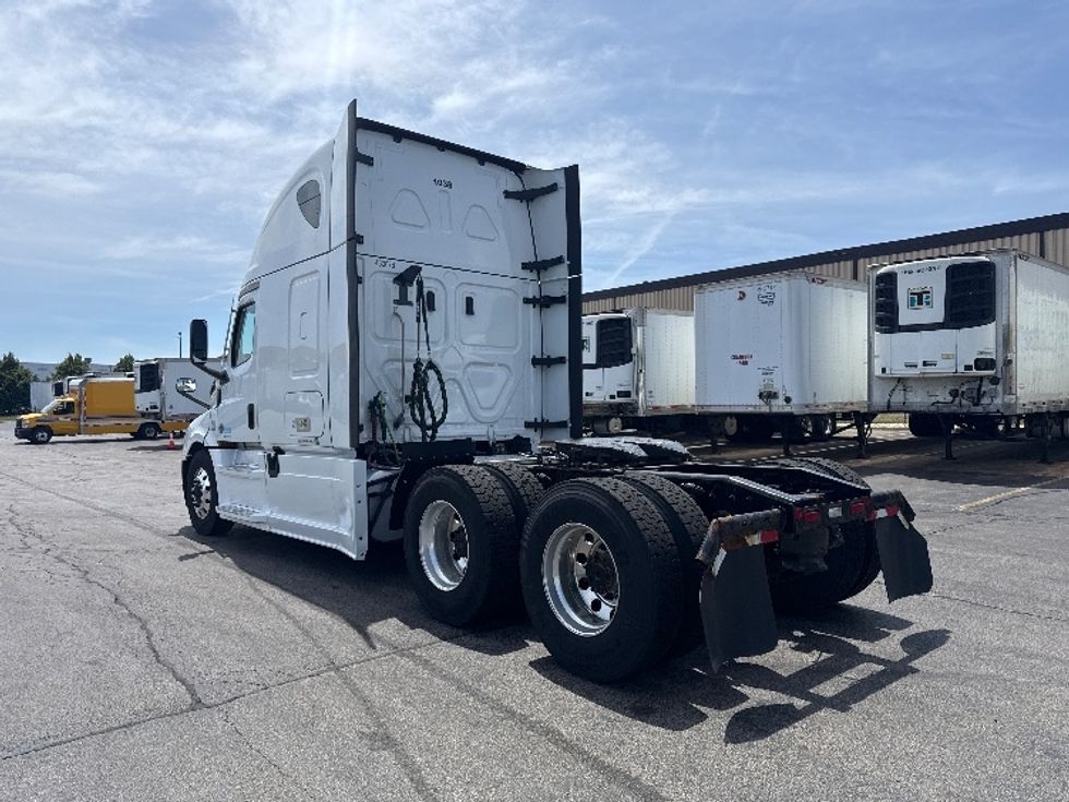 Sleeper Tractor-Heavy Duty Tractors-Freightliner-2022-T12664ST-Sturtevant-WI-663,946\n\t\tmiles-$ 54,750 - Image 5