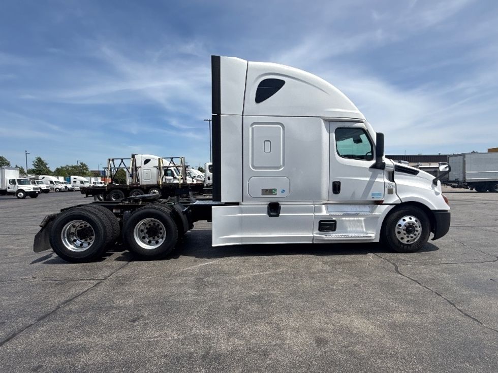 Sleeper Tractor-Heavy Duty Tractors-Freightliner-2022-T12664ST-Sturtevant-WI-663,946\n\t\tmiles-$ 54,750 - Image 8