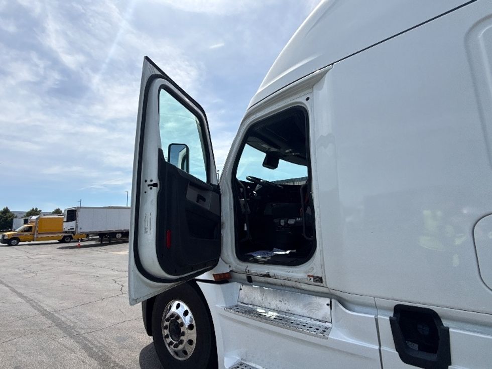 Sleeper Tractor-Heavy Duty Tractors-Freightliner-2022-T12664ST-Sturtevant-WI-663,946\n\t\tmiles-$ 54,750 - Image 9