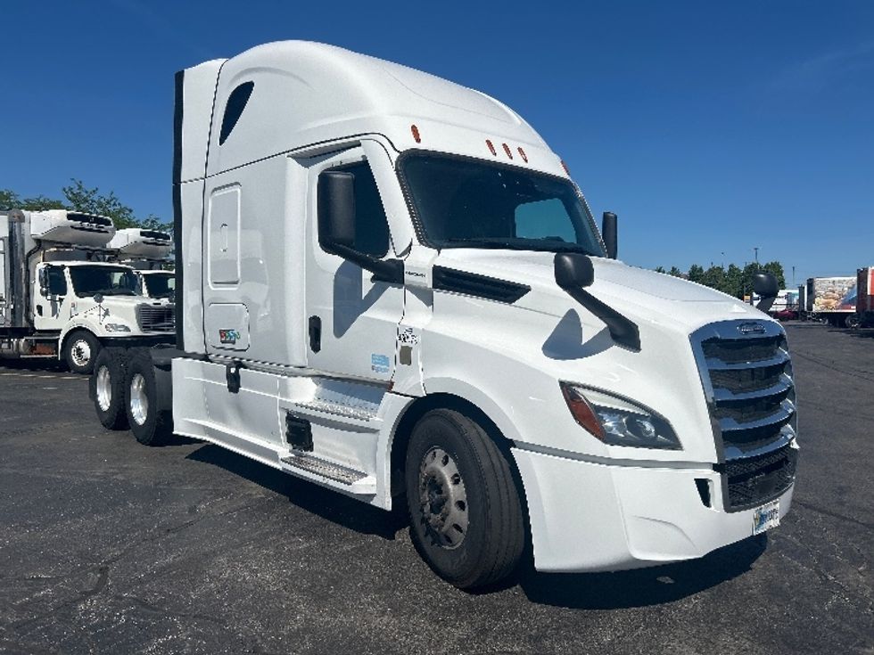 Sleeper Tractor-Heavy Duty Tractors-Freightliner-2022-T12664ST-Sturtevant-WI-665,545\n\t\tmiles-$ 54,000 - Image 1