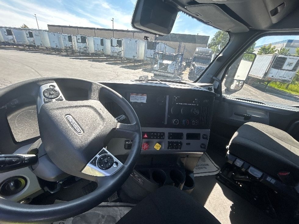 Sleeper Tractor-Heavy Duty Tractors-Freightliner-2022-T12664ST-Sturtevant-WI-665,545\n\t\tmiles-$ 54,000 - Image 10