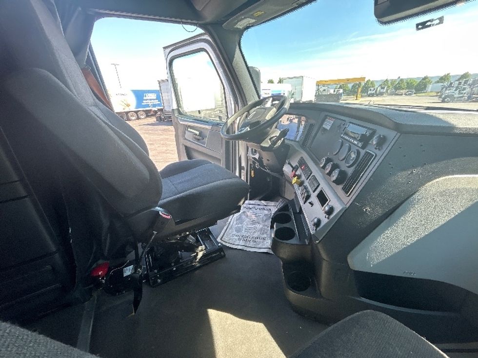 Sleeper Tractor-Heavy Duty Tractors-Freightliner-2022-T12664ST-Sturtevant-WI-665,545\n\t\tmiles-$ 54,000 - Image 15