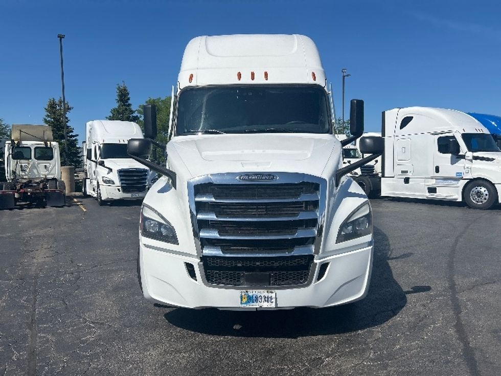 Sleeper Tractor-Heavy Duty Tractors-Freightliner-2022-T12664ST-Sturtevant-WI-665,545\n\t\tmiles-$ 54,000 - Image 2