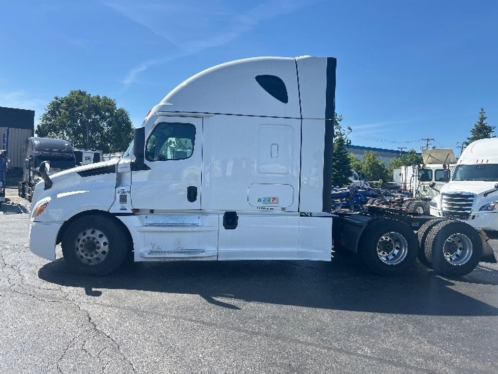 Sleeper Tractor-Heavy Duty Tractors-Freightliner-2022-T12664ST-Sturtevant-WI-665,545\n\t\tmiles-$ 54,000 - Image 4