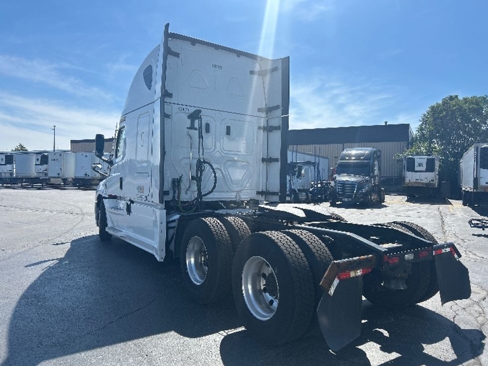 Sleeper Tractor-Heavy Duty Tractors-Freightliner-2022-T12664ST-Sturtevant-WI-665,545\n\t\tmiles-$ 54,000 - Image 5