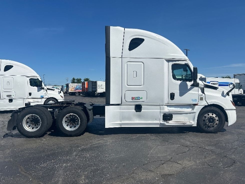 Sleeper Tractor-Heavy Duty Tractors-Freightliner-2022-T12664ST-Sturtevant-WI-665,545\n\t\tmiles-$ 54,000 - Image 8