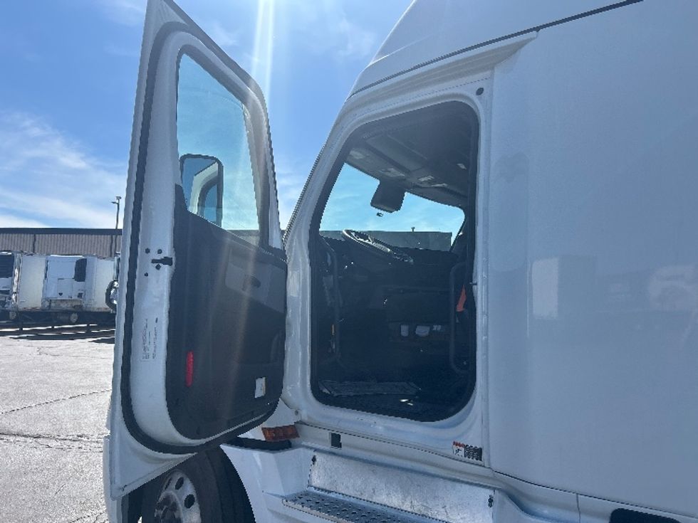 Sleeper Tractor-Heavy Duty Tractors-Freightliner-2022-T12664ST-Sturtevant-WI-665,545\n\t\tmiles-$ 54,000 - Image 9