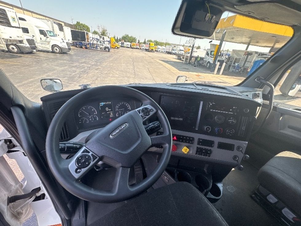 Sleeper Tractor-Heavy Duty Tractors-Freightliner-2022-T12664ST-Sturtevant-WI-665,729\n\t\tmiles-$ 60,000 - Image 10