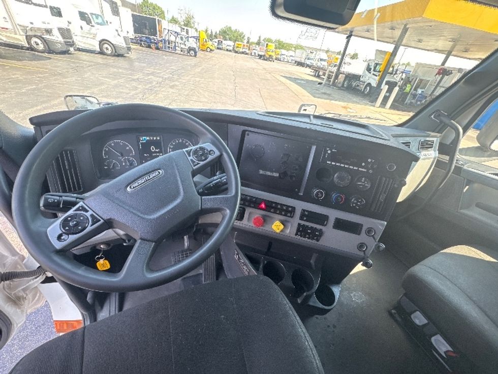 Sleeper Tractor-Heavy Duty Tractors-Freightliner-2022-T12664ST-Sturtevant-WI-665,729\n\t\tmiles-$ 60,000 - Image 11